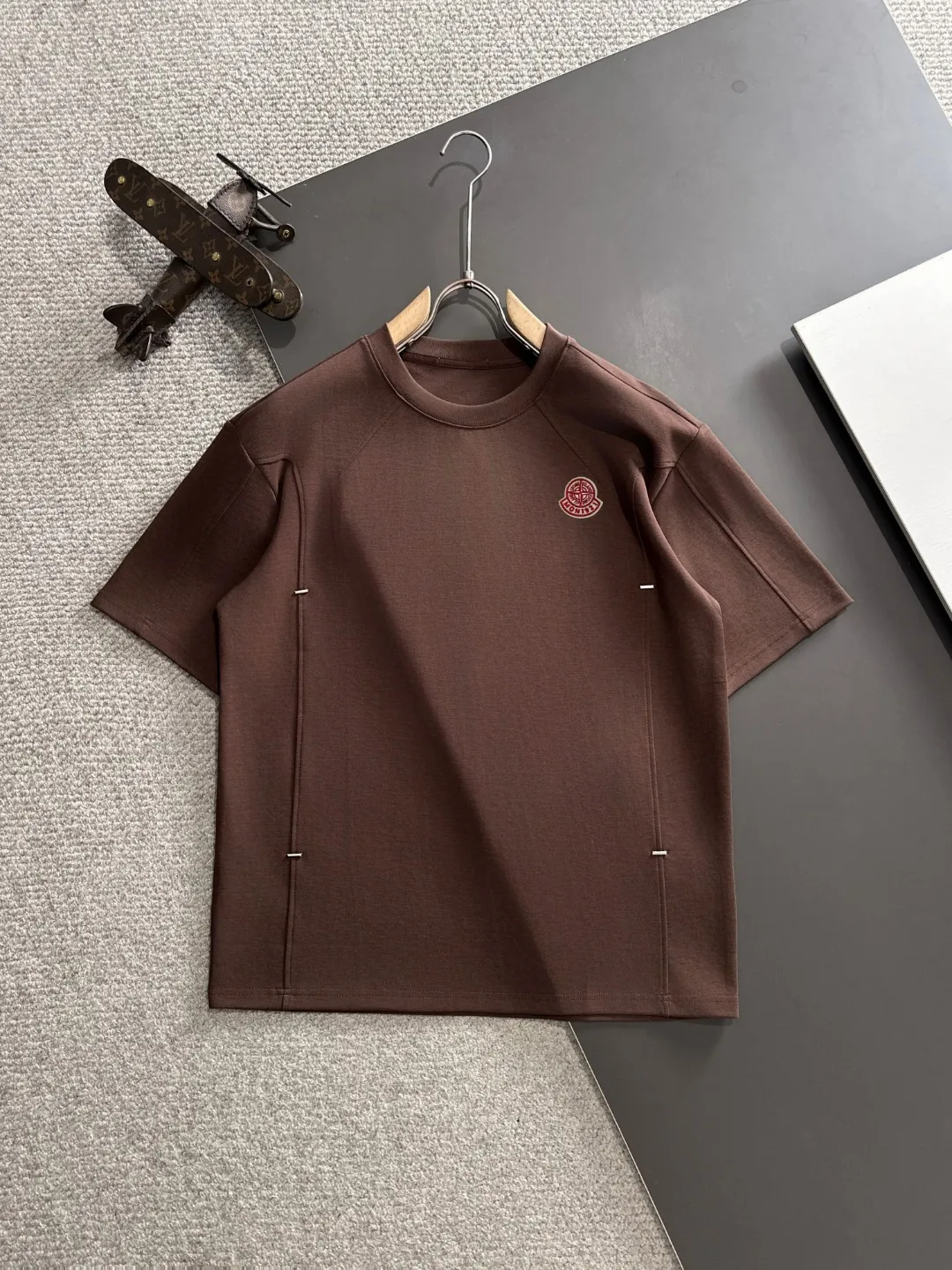 Next day shipment P300 High version Stone lsland/Stone Island 25ss spring and summer new high-end T-shirt Made with machines imported from Italy. Truly the most luxurious and high-quality style that you can wear with your eyes closed. Heavy combed fabrics. High-strength and heavy-weight fabrics feel substantial when weighed. The upper body is more textured than ordinary T-shirts and is not easy to deform. This texture can cope with the weather, absorb sweat and breathable, and is suitable for both hot and cold conditions! Perfectly produced with reference to the original stitch and stitch! The loose fit design is super noble. Custom-woven signature ribbed collar, cuffs, and hem. Really rare and rare goods Size: M-XXXL